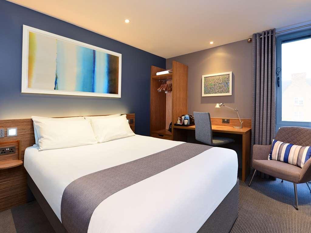 Travelodge London Central City Road Room photo