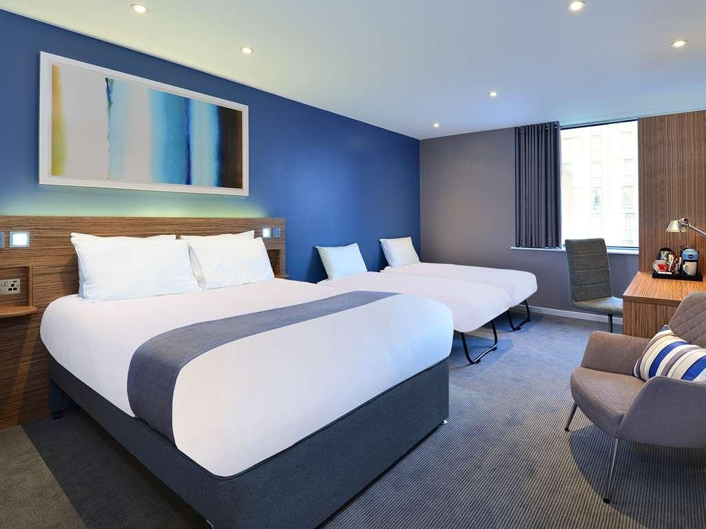 Travelodge London Central City Road Room photo