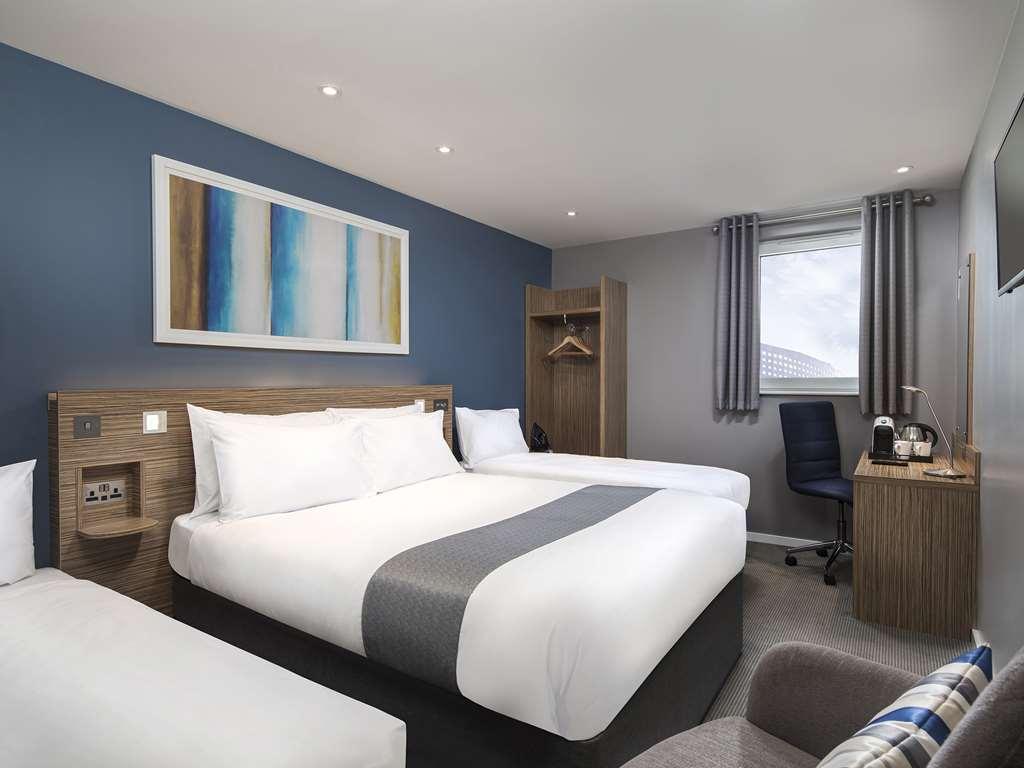 Travelodge London Central City Road Room photo