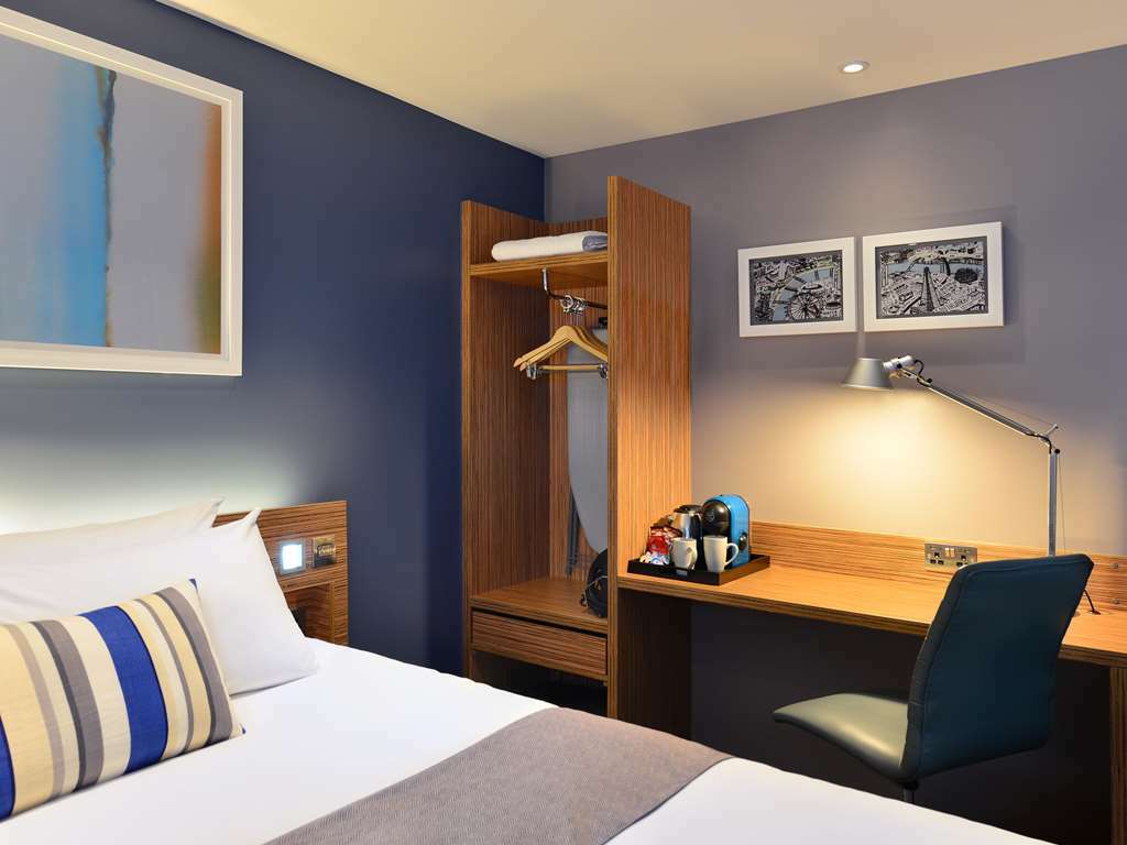 Travelodge London Central City Road Room photo