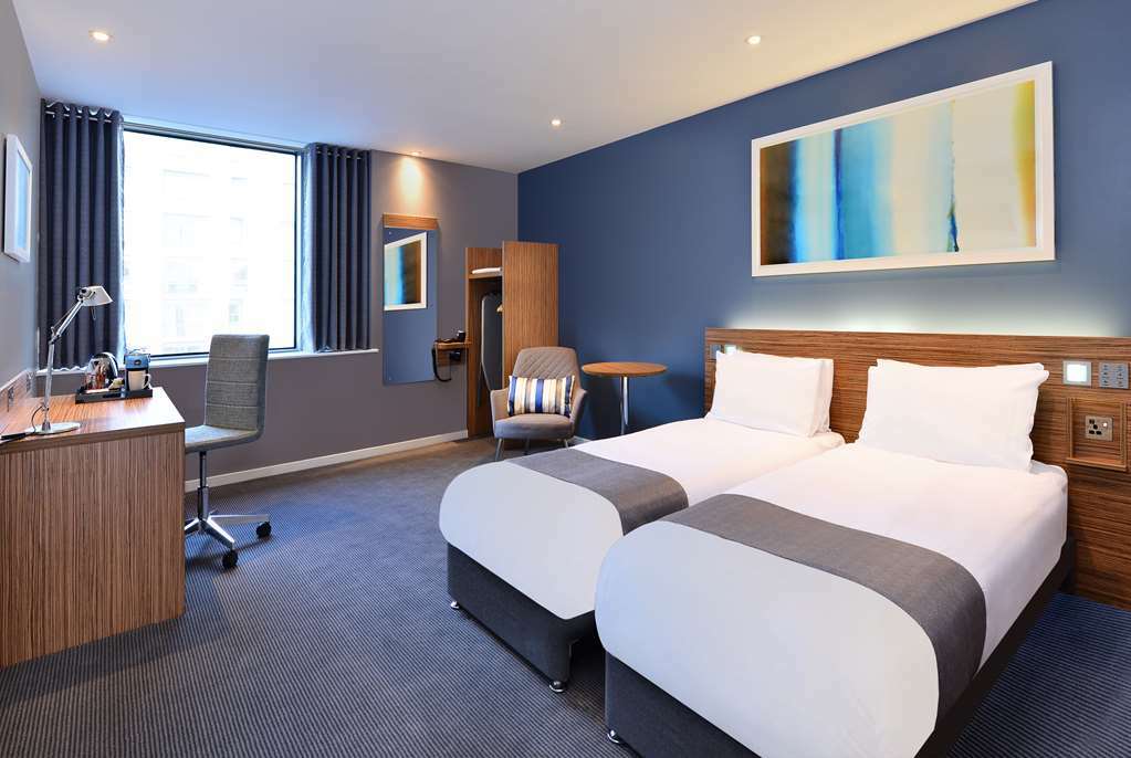 Travelodge London Central City Road Room photo