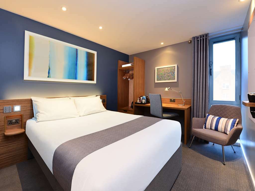 Travelodge London Central City Road Room photo